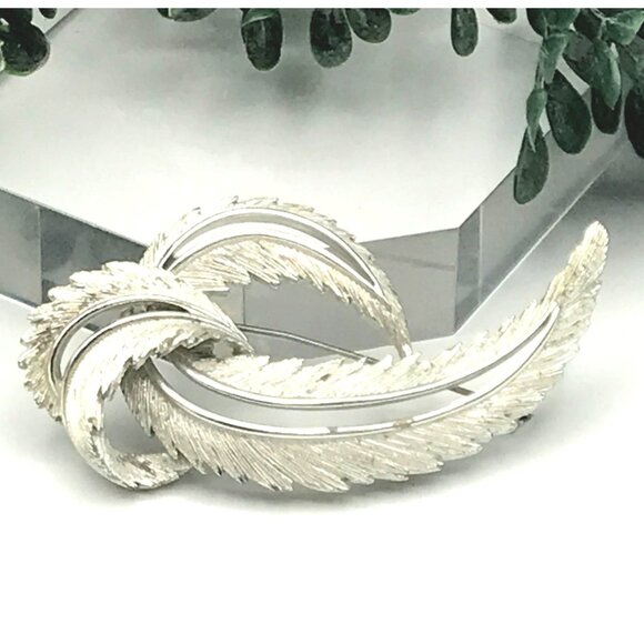 Vintage Silver-Tone Leaf Brooch Pin With Textured & Polished Details Elegant Des - Picture 4 of 4